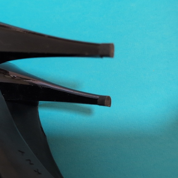 DKNY, like new! genuine leather heels, black, logo, size 10 - Picture 8 of 12